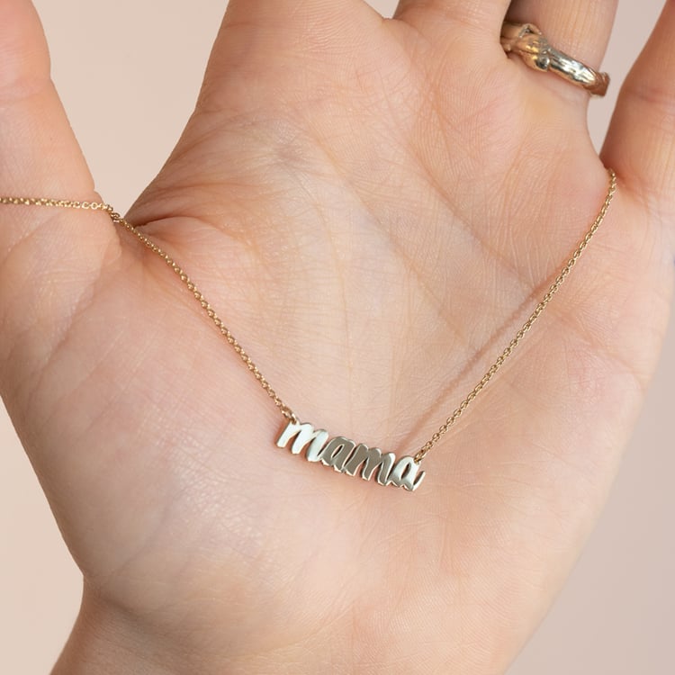 Stříbrný náhrdelník s nápisem Mama 119424