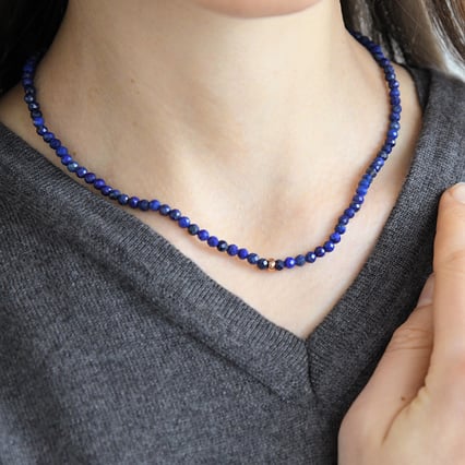 Pozlacený stříbrný náhrdelník s lapis lazuli korálky Samia