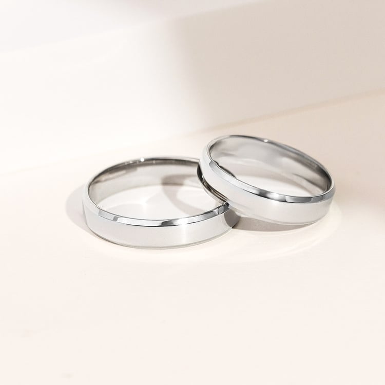 Platinové minimalistické snubní prsteny se zkosenými hranami Varden 157810