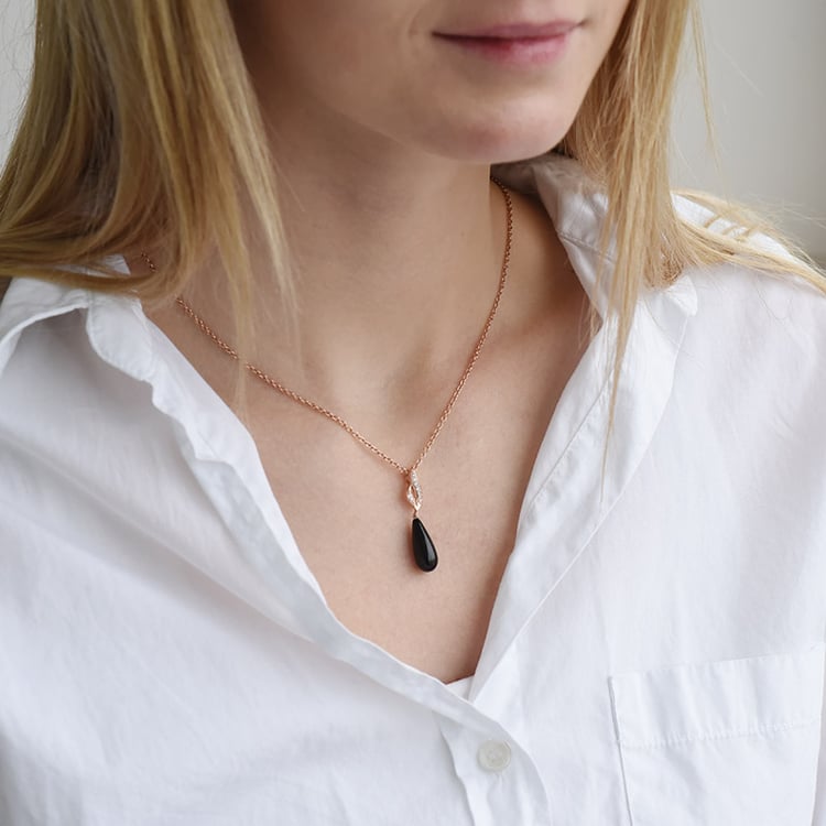 Jemný pozlacený přívěsek s černým onyxem 90616