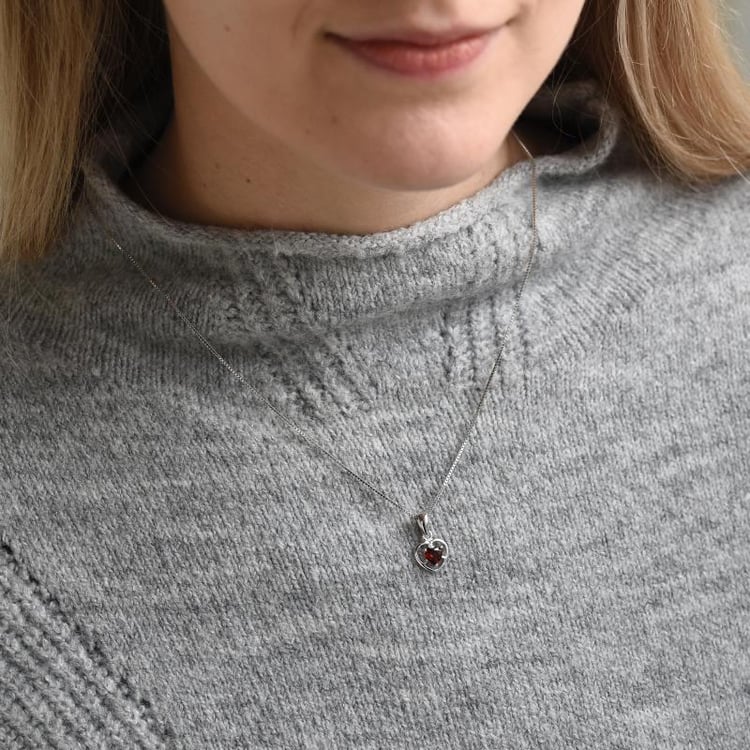 Srdíčkový náhrdelník s granátem 50284