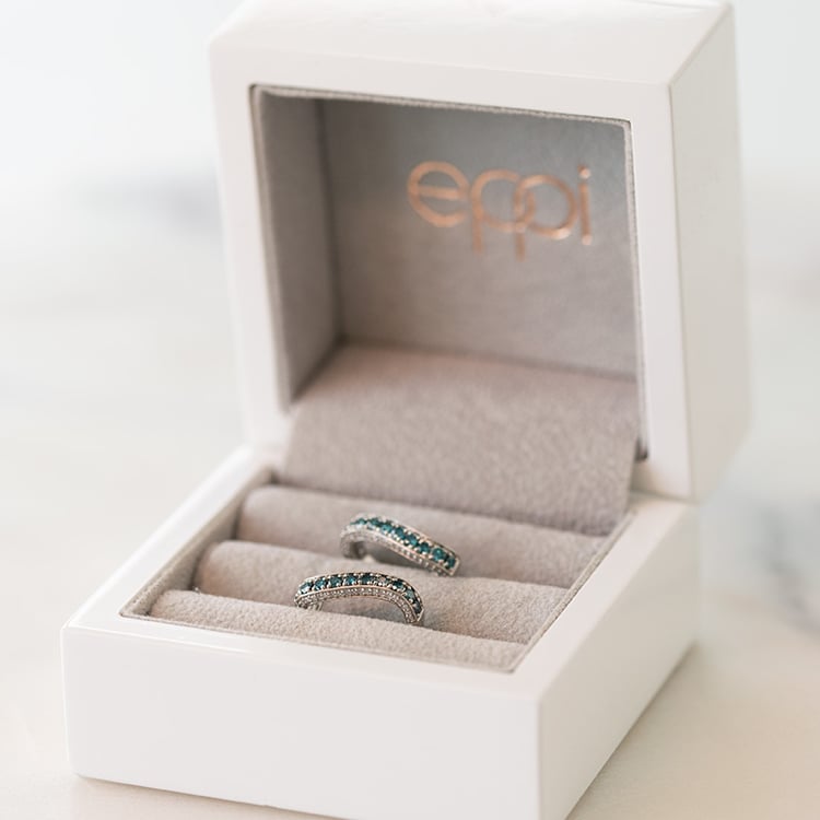 Kruhové náušnice s modrými a bílými diamanty Doris 106987