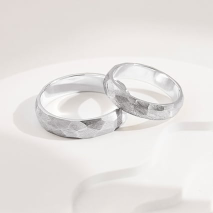 Matné tepané snubní prsteny z platiny Zvezda