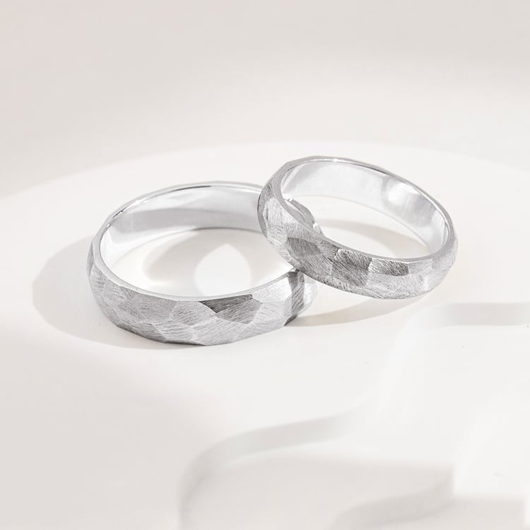 Matné tepané snubní prsteny z platiny Zvezda 157866