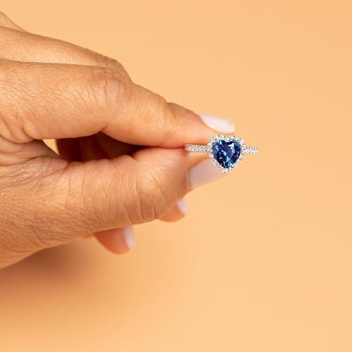 Zlatý halo prsten s lab-grown alexandritem ve tvaru srdce a diamanty Harold