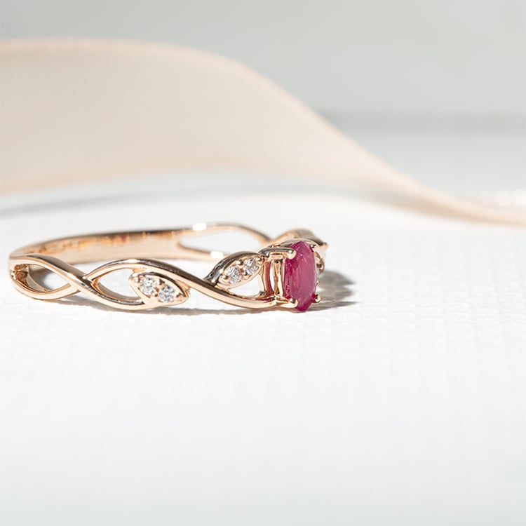 Zlatý prsten s rubínem a diamanty Ada 125329