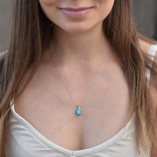 Zlatý přívěsek s modrým oválným opálem a diamantem Rafiah