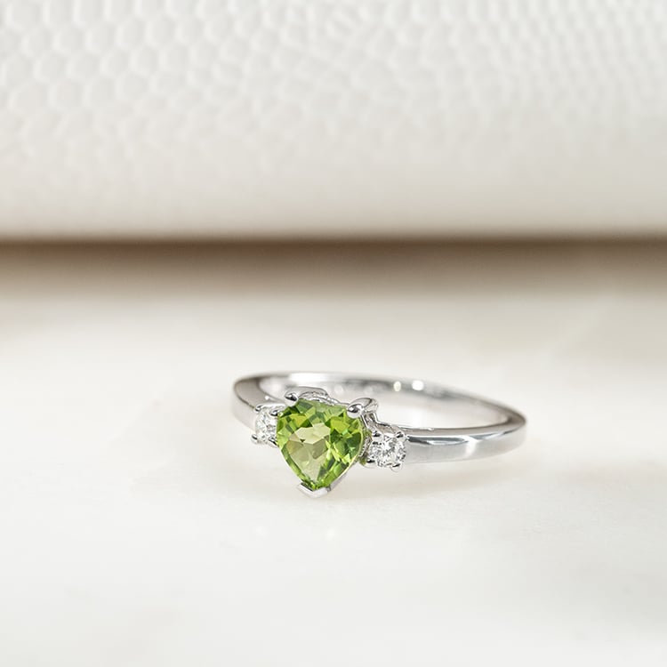 Zlatý prsten se srdíčkovým olivínem a diamanty Kira 133312