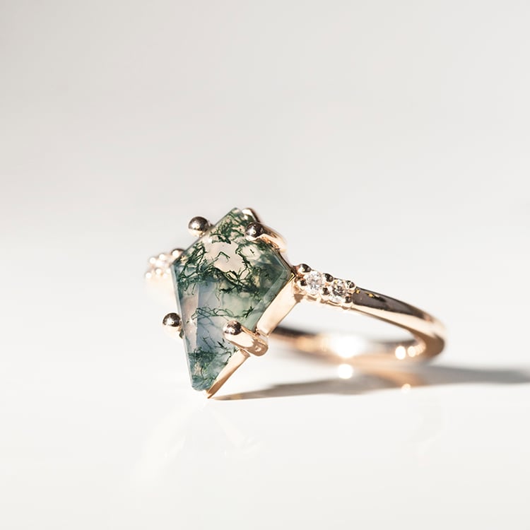 Unikátní zásnubní prsten s mechovým achátem a diamanty Vinka 114252