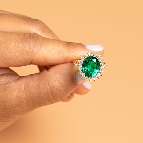 Zlatý halo prsten s oválným lab-grown smaragdem a diamanty Logan
