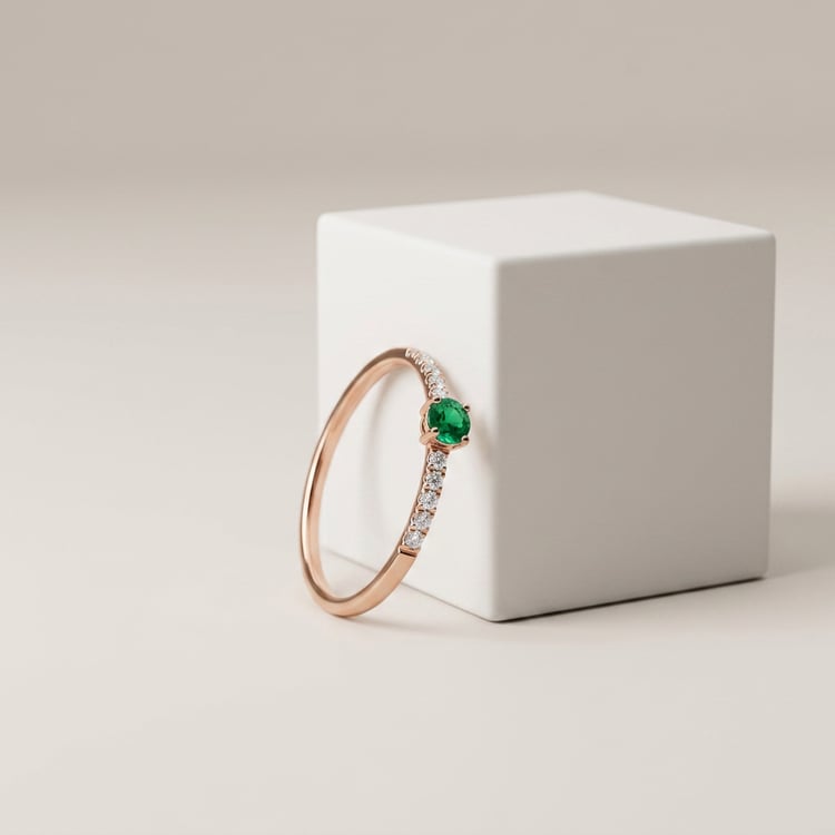 Stříbrný prsten se smaragdem a postranními lab-grown diamanty Mikey 171040