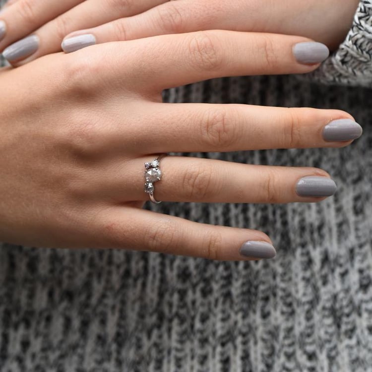 Zlatý netradiční prsten se safírem 49091