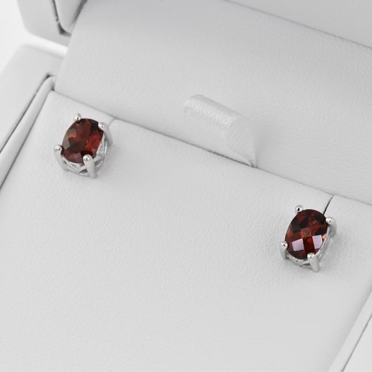 Stříbrné náušnice s oválnými granáty 26127