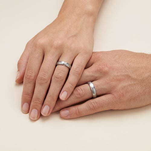 Půlkulaté titanové snubní prsteny s diamantem Edva