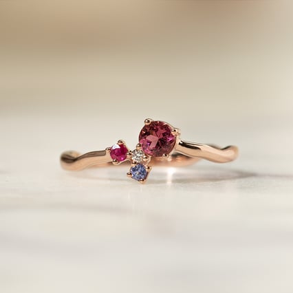 Cluster prsten s turmalínem, tanzanitem, rubínem a diamantem Roche