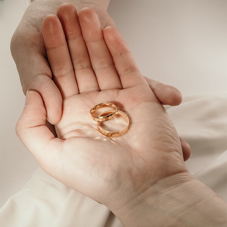 Zlaté tepané snubní prsteny Laurita 120132