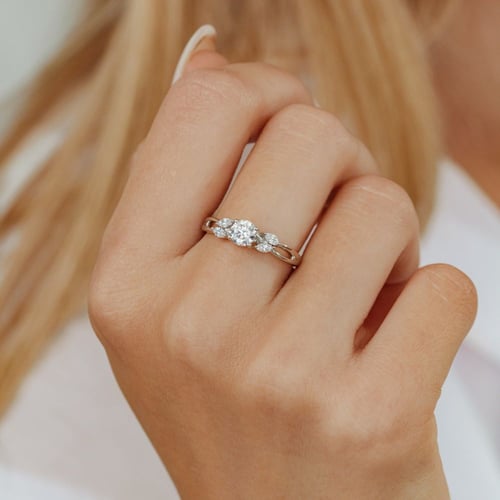 Zlatý zásnubní prsten s diamanty Halym