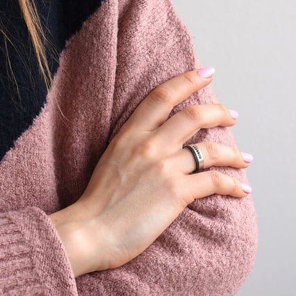 Plochý snubní prsten z karbonu a stříbra s černými zirkony Suyer