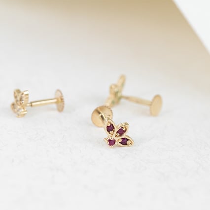 Zlatá piercing náušnice s rubíny Amina