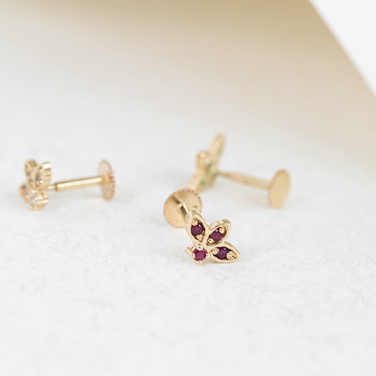 Zlatá piercing náušnice s rubíny Amina 123025