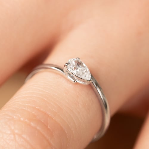 Atypický zásnubní prsten s pear diamantem Hazel