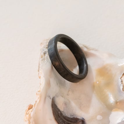 Ploché karbonové snubní prsteny se zkosenými hranami Versiss