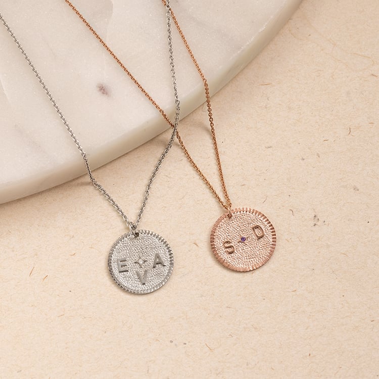 Personalizovaný přívěsek s drahokamem a písmenem Kenneth 137940