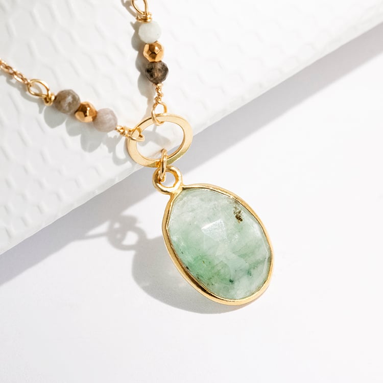 Pozlacený náhrdelník se smaragdovými korálky a přívěskem Atiana 115657