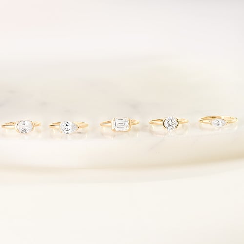 Zásnubní prsten s half-bezel marquise lab-grown diamantem Berenike