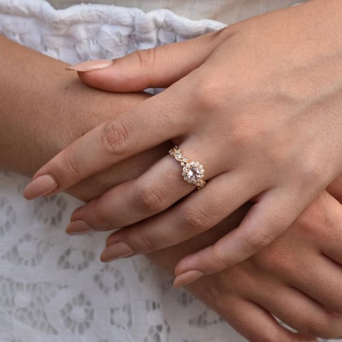 Zásnubní prsten s morganitem a diamanty ve vintage stylu Jyspie