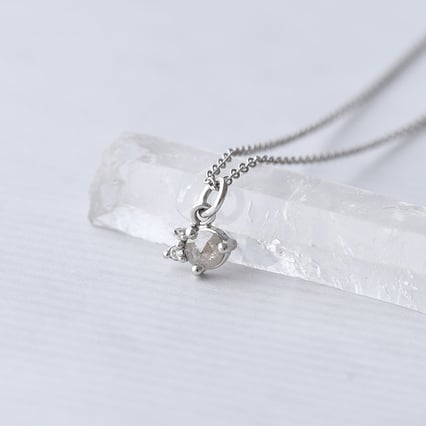 Zlatý přívěsek se salt and pepper diamantem Niria