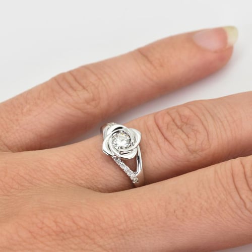 Zásnubní prsten ve tvaru růže s diamanty Xalor