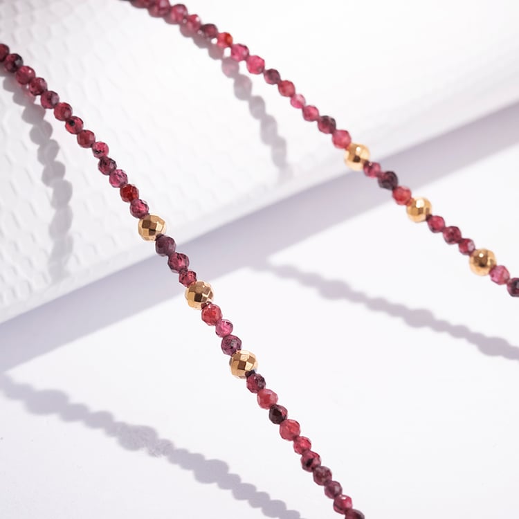 Stříbrný pozlacený náhrdelník s granátovými korálky Sheila 115653