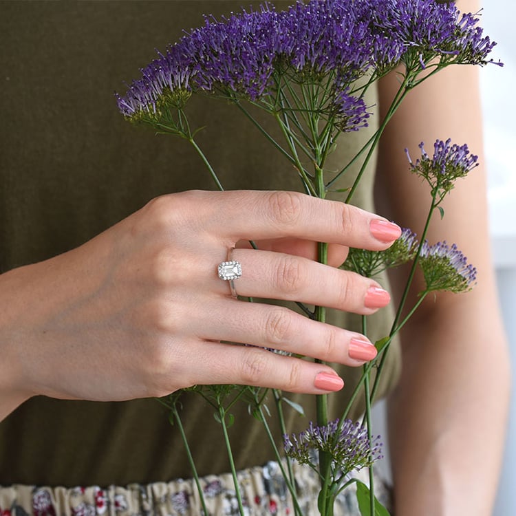 Prsten s emerald moissanitem z platiny 82424