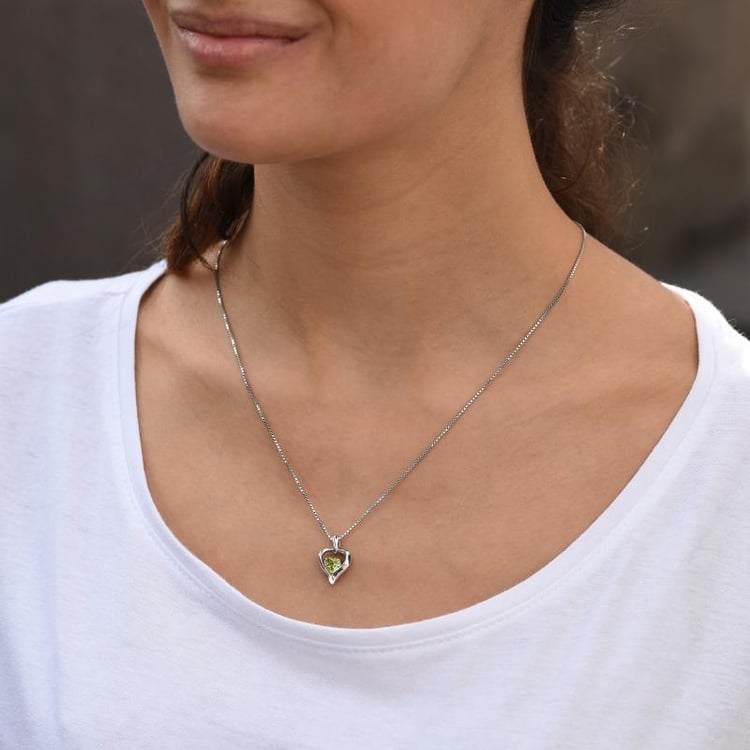 Stříbrný přívěsek s olivínovým srdíčkem 42824