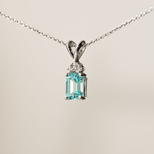 Zlatý přívěsek s emerald lab-grown paraiba turmalínem a diamanty Jaren