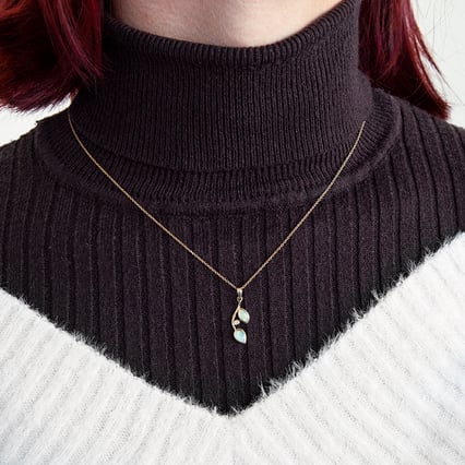 Opálový přívěsek ve tvaru lístků s diamantem Daria