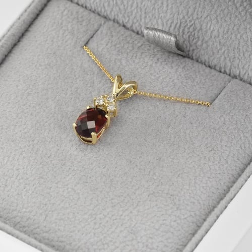 Zlatý přívěsek s oválným granátem a diamanty Tamatha