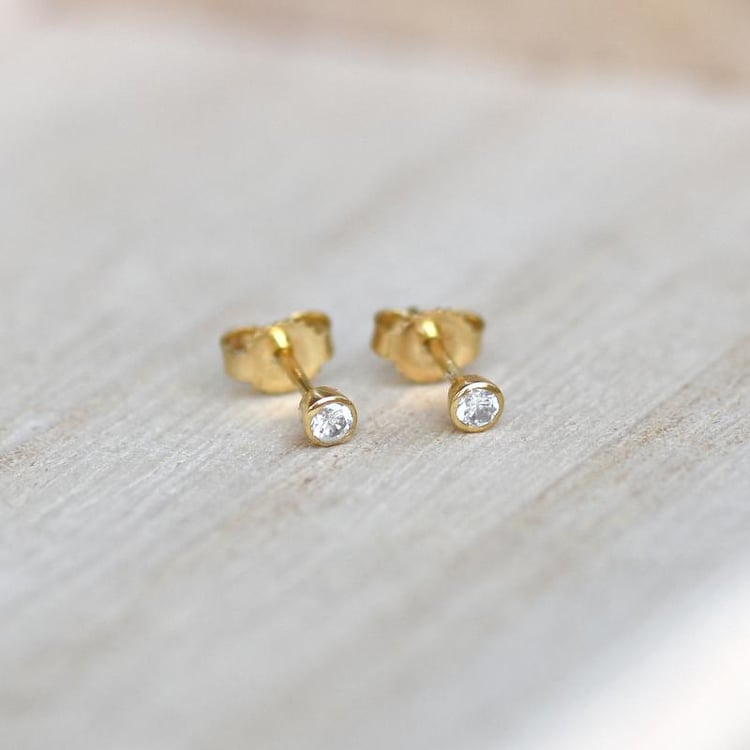 Zlaté minimalistické bezel náušnice s diamanty 150225