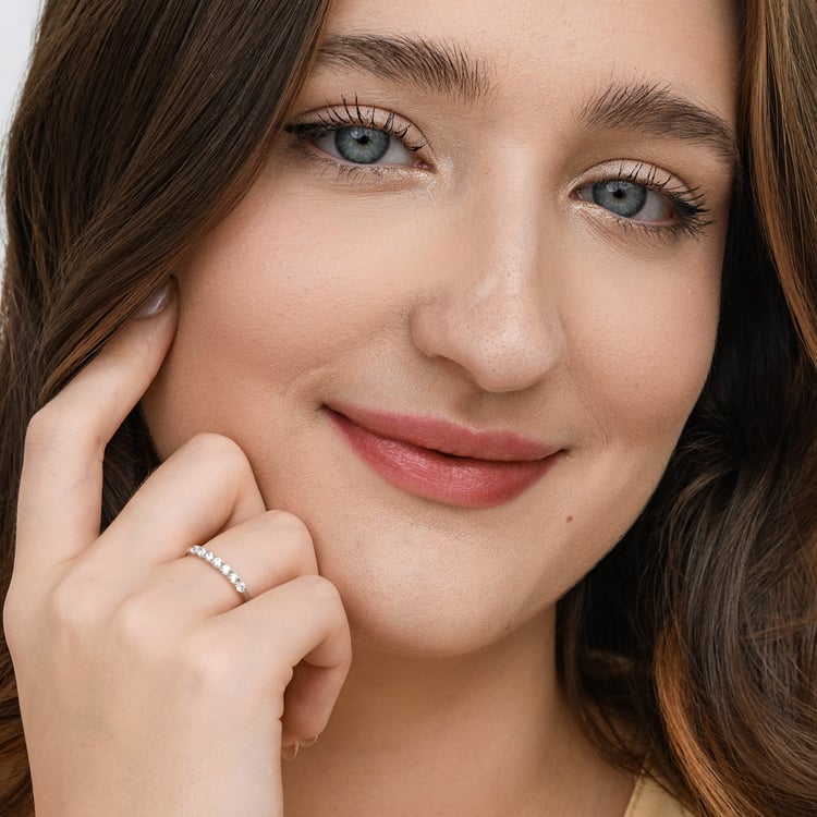 Zlatý romantický eternity prsten s lab-grown diamanty Rexanne 165089