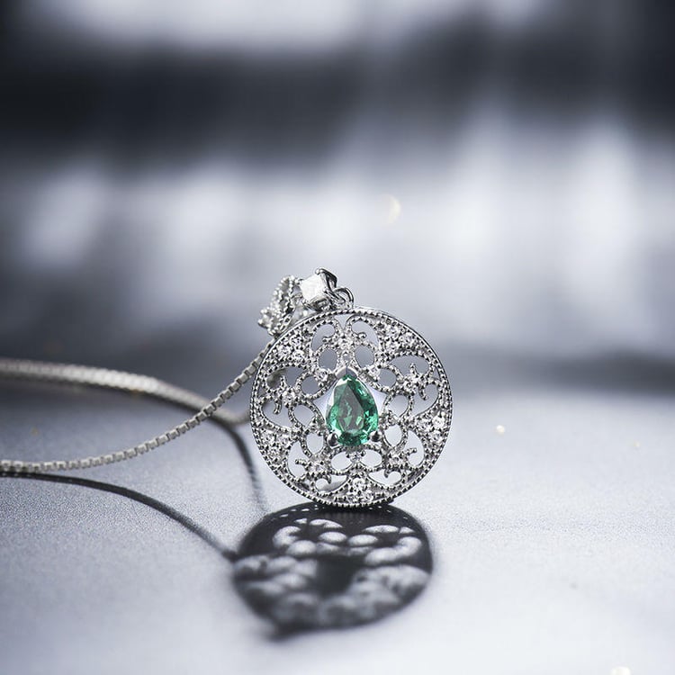 Náhrdelník se smaragdem a diamanty 17830