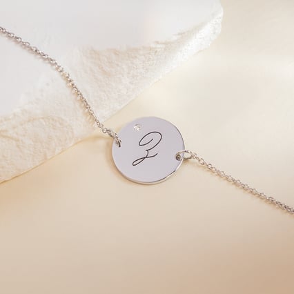 Platinový náramek s diamantem a s gravírem písmene Dian