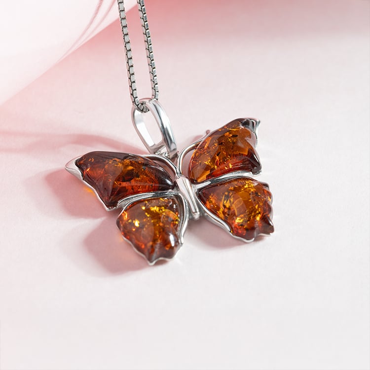 Stříbrný jantarový přívěsek ve tvaru motýla Kupu 150790