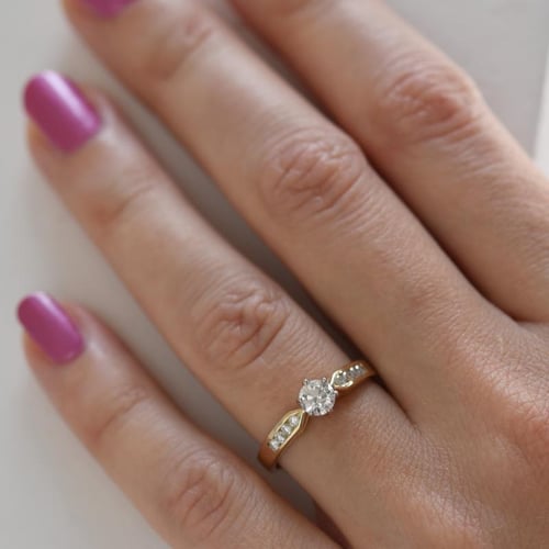 Zásnubní prsten s moissanitem a diamanty Mita