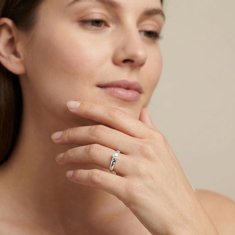 Stříbrný prsten s bílou perlou a zirkony Shad 166411