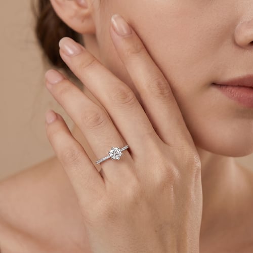 Stříbrný zásnubní prsten s moissanitem a lab-grown diamanty Cynthia
