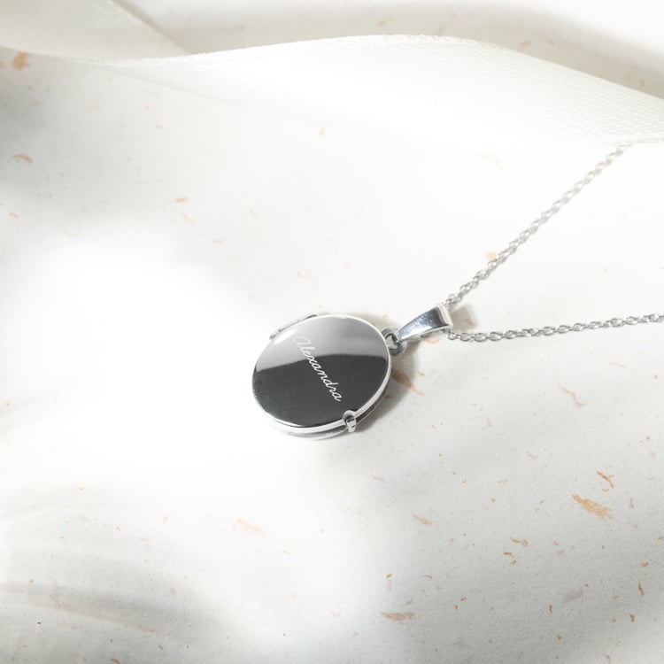 Oválný otevírací medailon ze stříbra 130433