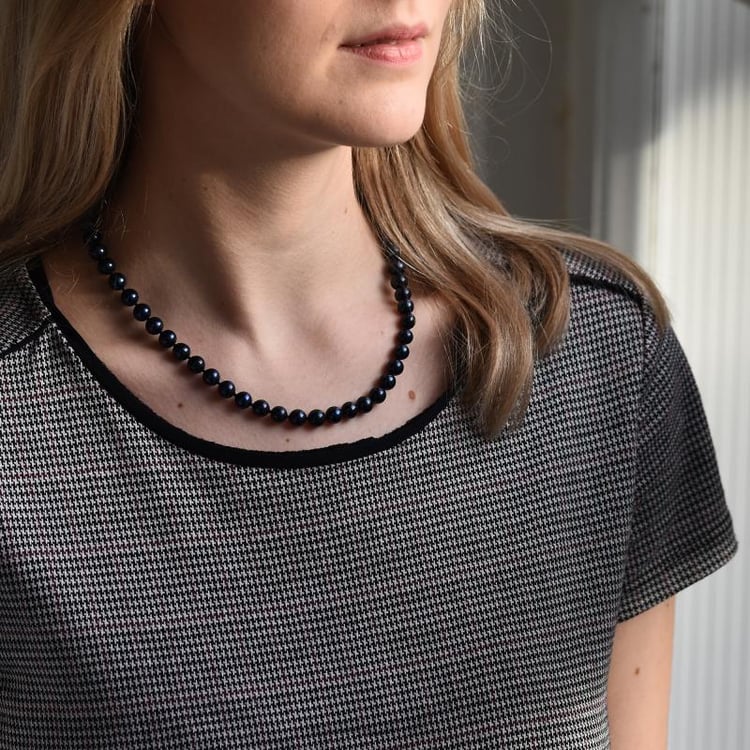 Stříbrný náhrdelník s černými perlami 50896