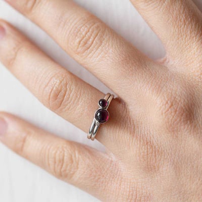 Dvojitý stříbrný prsten s granáty