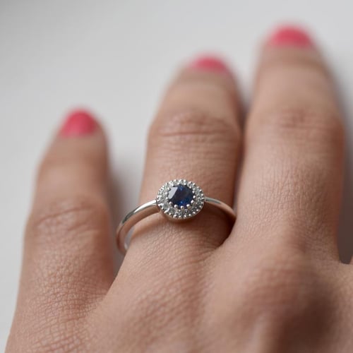 Zlatý prsten s centrálním safírem obklopeným diamanty Tafne